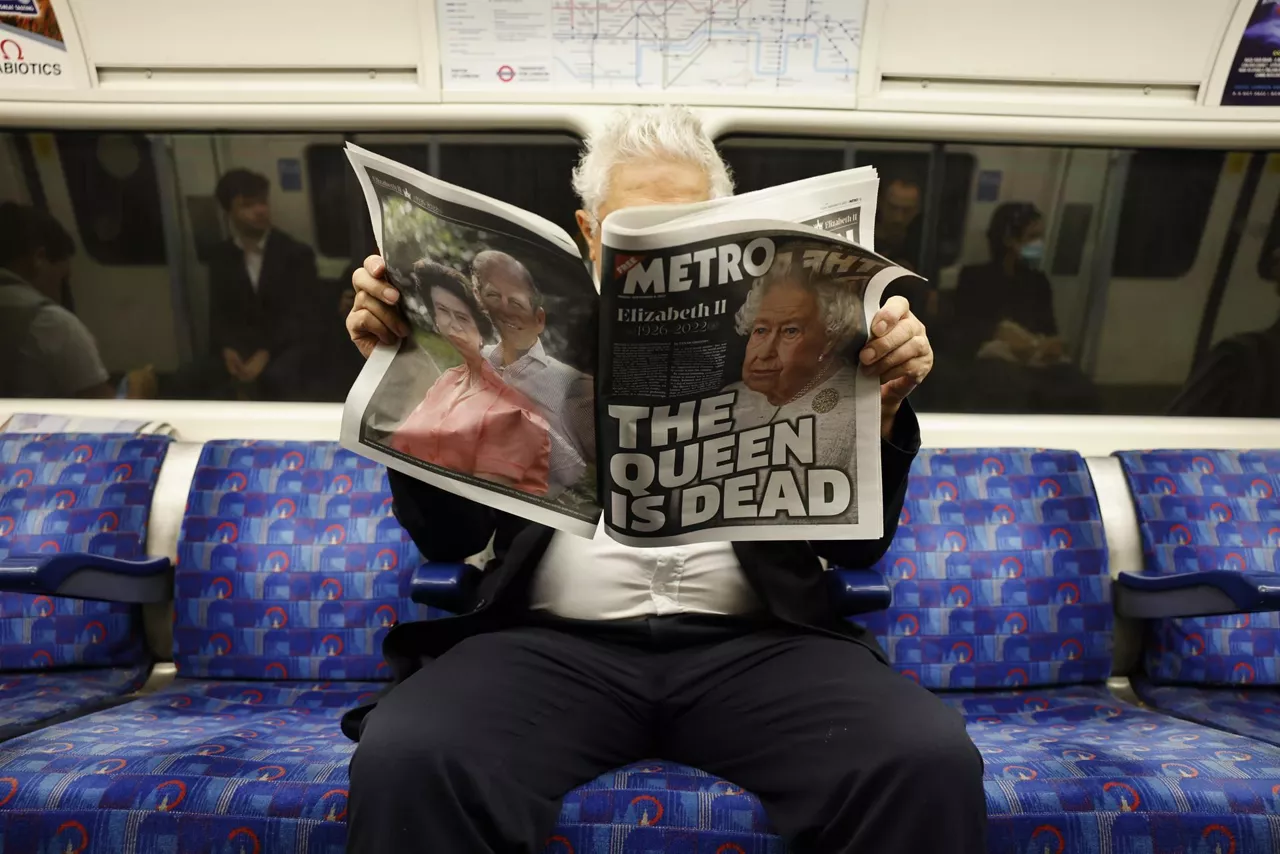 Un hombre lee un periódico con la noticia de la muerte de la reina Isabel II en portada, en Londres. Foto: EFE