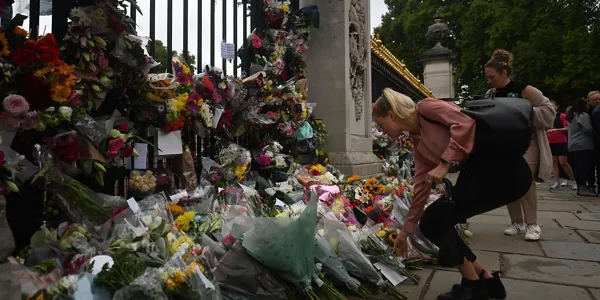 Ramos de flores en Buckingham. Foto: EFE