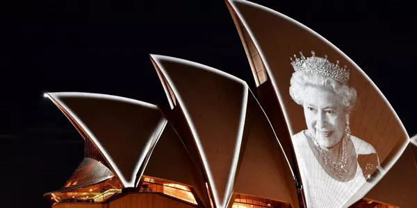 La imagen de la reina Isabel II de Inglaterra es proyectada sobre el edificio de la Opera de Sidney en Australia. Foto: EFE