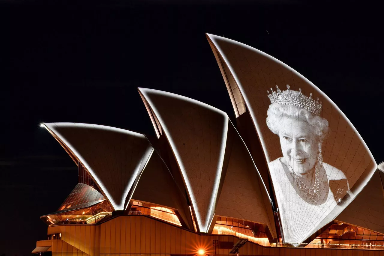 La imagen de la reina Isabel II de Inglaterra es proyectada sobre el edificio de la Opera de Sidney en Australia. Foto: EFE
