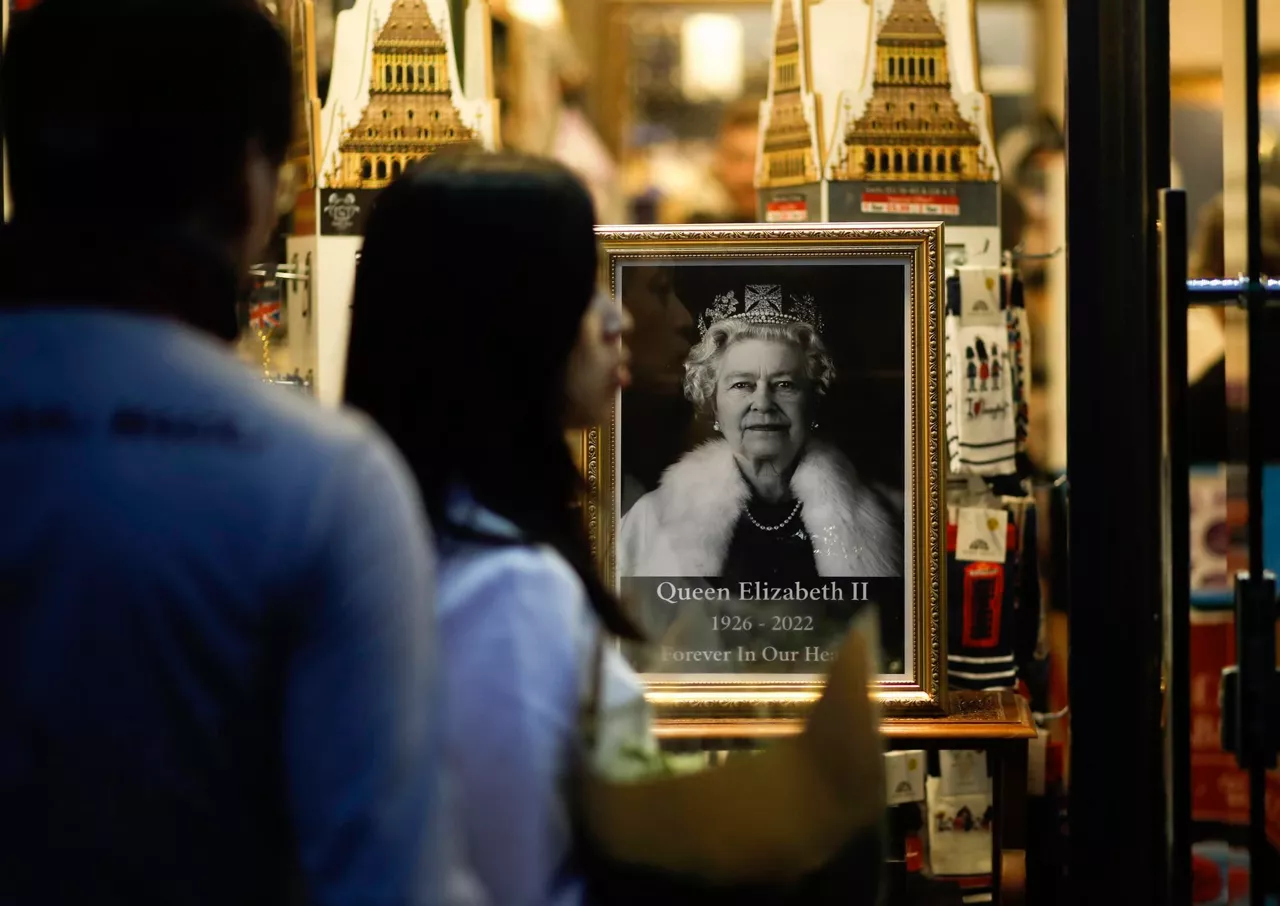 Imagen de un memorial de Isabel II en un establecimiento en Londres. Foto: EFE