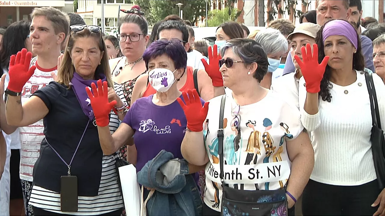 Concentración de denuncia ayer, ante el hospital. Captura de imagen de un vídeo de EITB Media.