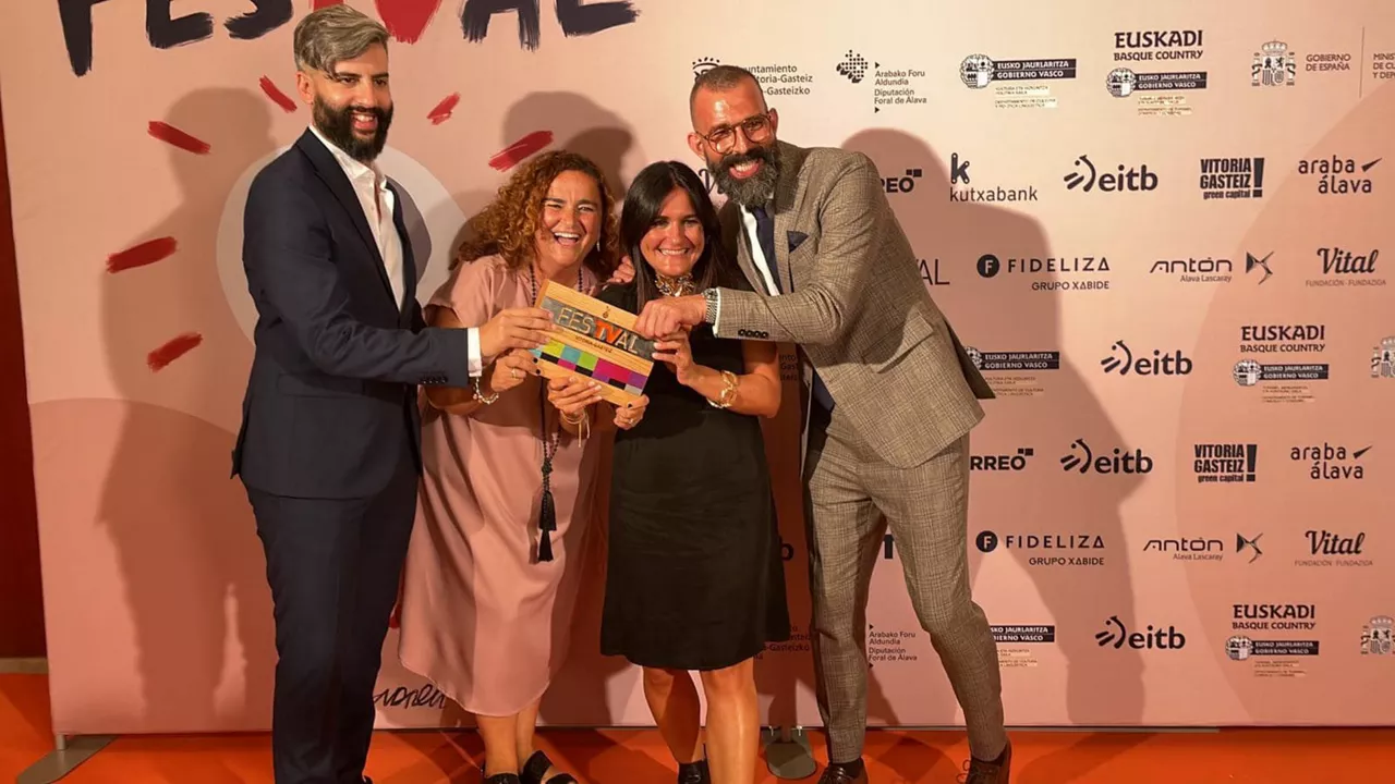 Parte del equipo de "Tupper Club", con su premio. Foto de EITB Media