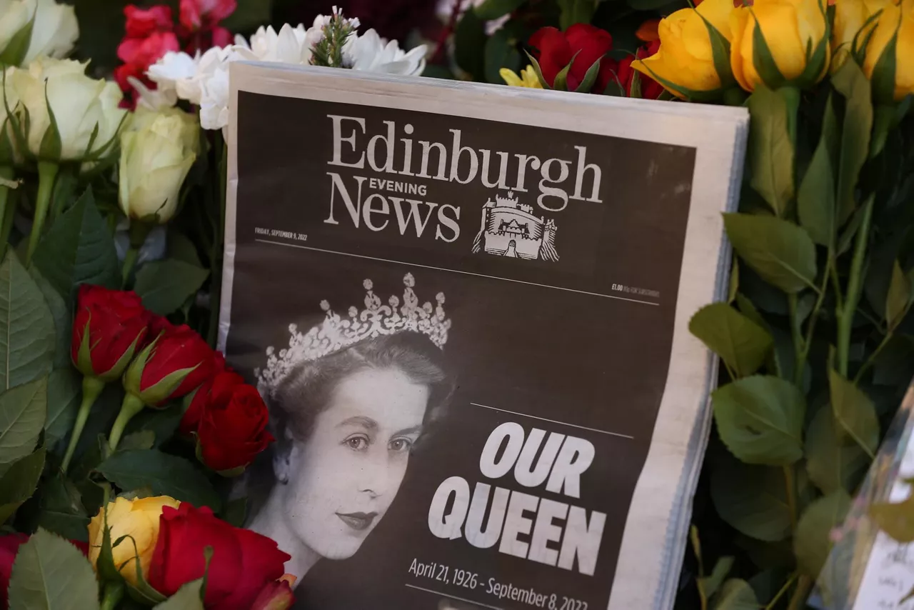 Un diario escocés anunciando la muerte de la reina Isabel II. Foto: EFE