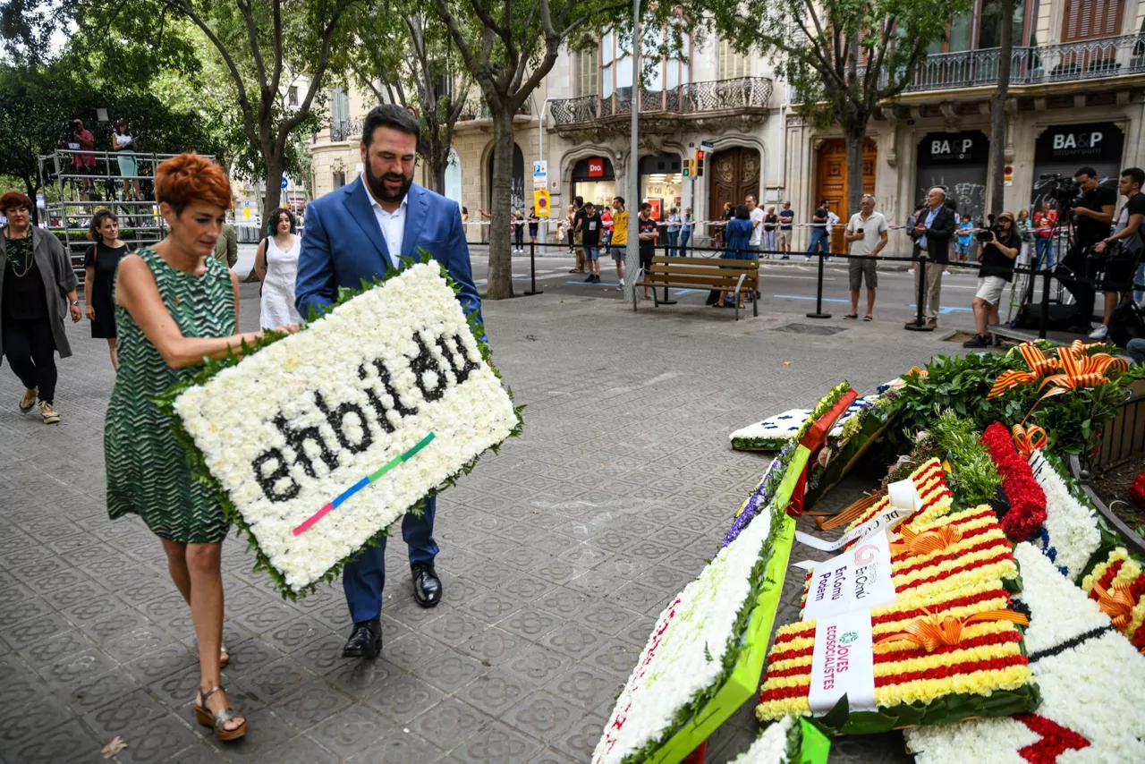 Ruiz eta Iñarritu Rafael Casanovaren monumentu aurreko lore eskaintzan. Argazkia: @ehbildu