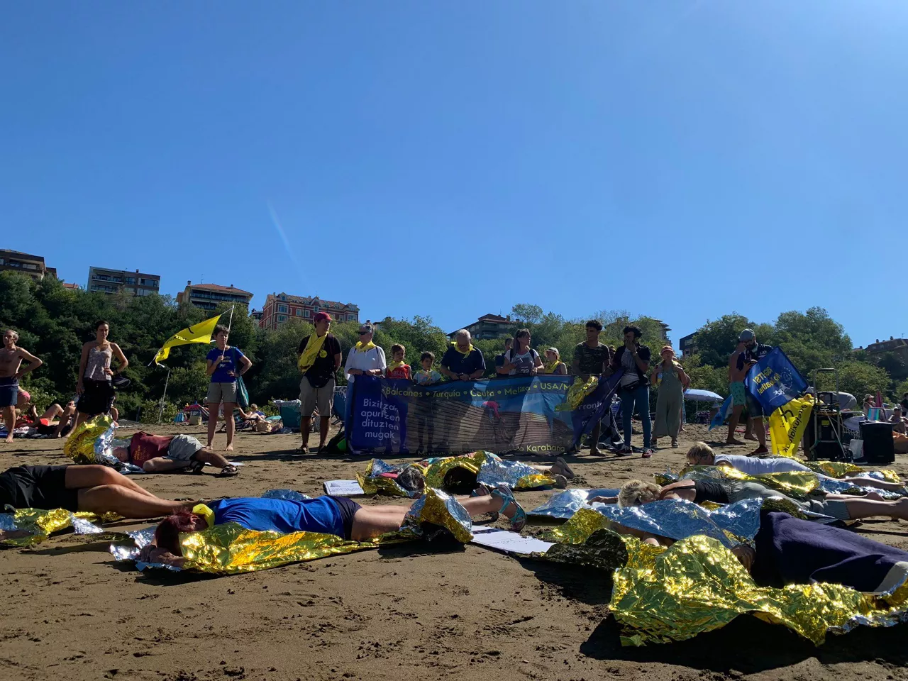 Docenas de personas han participado en la performance en Getxo. Foto: Ongi Etorri Errefuxiatuak