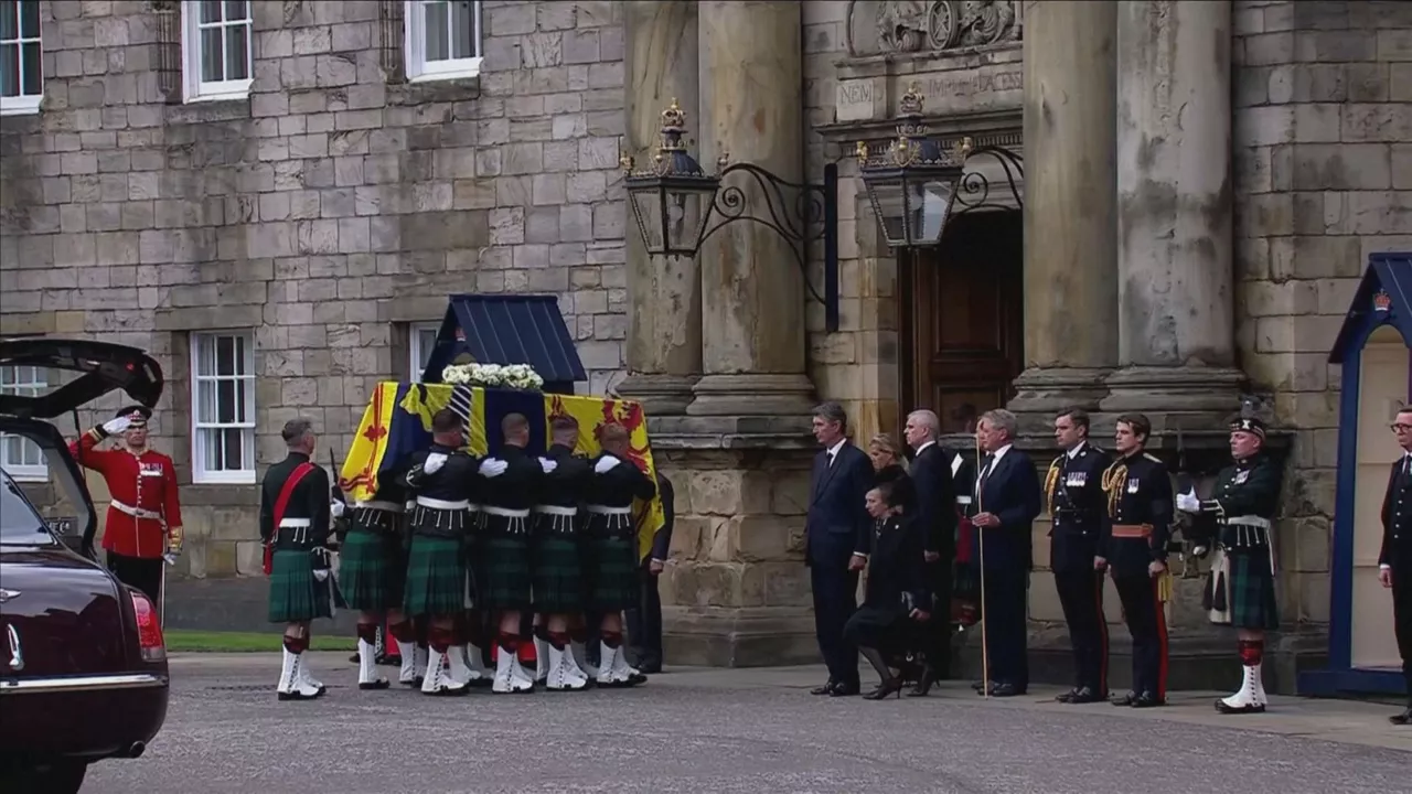 Isabel II.aren gorpua Holyroodhousera iritsi den unea. Agentzien bideo batean lortutako irudia.