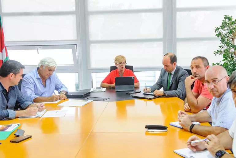 Reunión de Arantxa Tapia con representantes del primer sector. Foto: Irekia