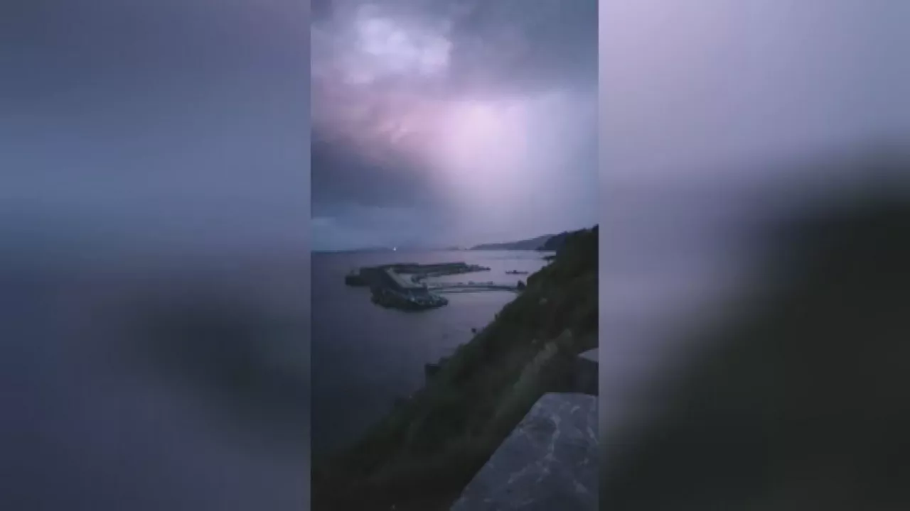 Tormenta en Mutriku. Imagen obtenida de un vídeo de Josean Fariña.