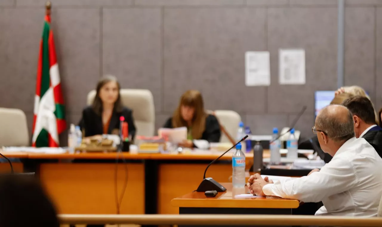 El acusado de asesinar a su mujer e hija, durante el juicio.