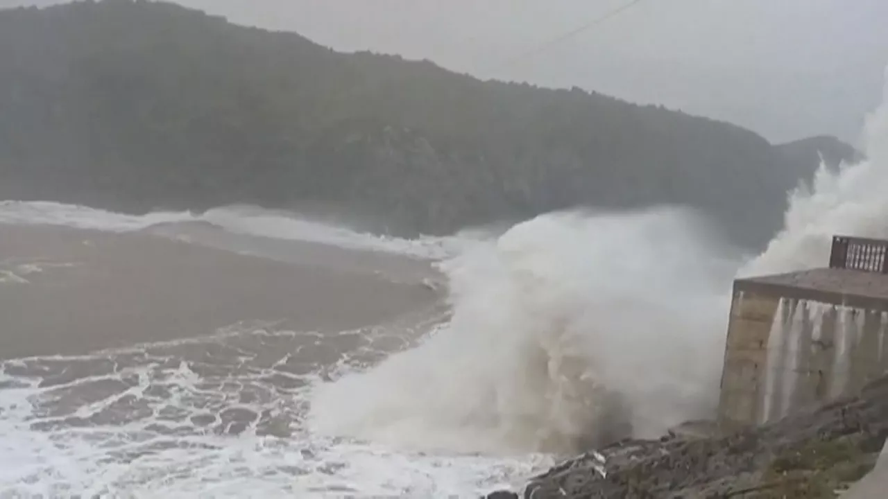 Olatu handiak kostaldean. Agentzietako bideo batetik ateratako irudia.