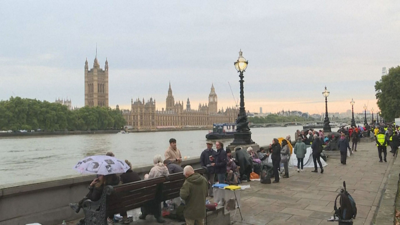 Ilarak Westminsterren. Agentzietako bideo batetik ateratako irudia.