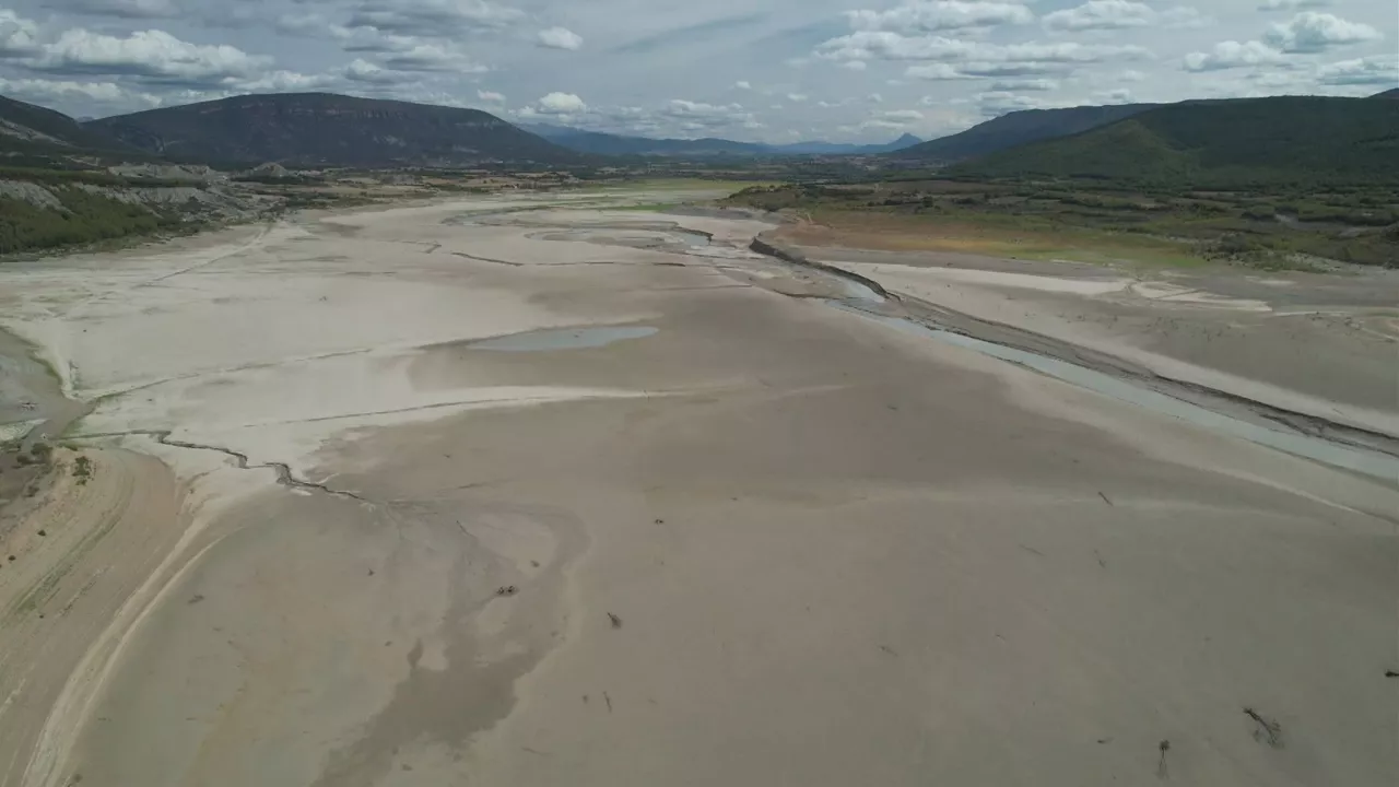 Yesa, desde el aire. Imagen obtenida de un vídeo de EFE.