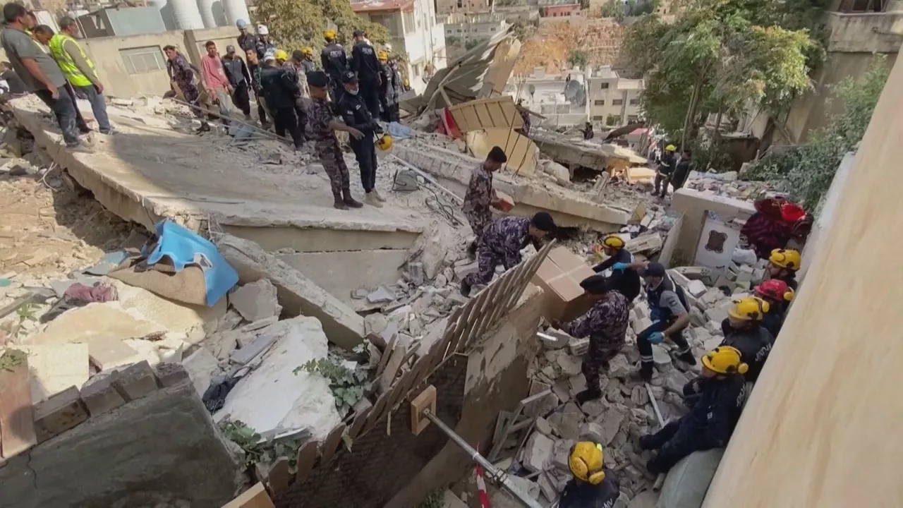 Equipos de rescate trabajando. Imagen obtenida de un vídeo de Agencias.