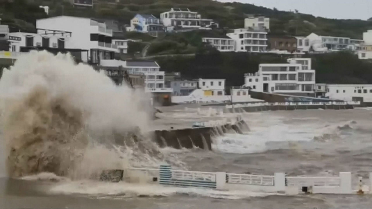Grandes olas en la costa. Imagen obtenida de un vídeo de Agencias.