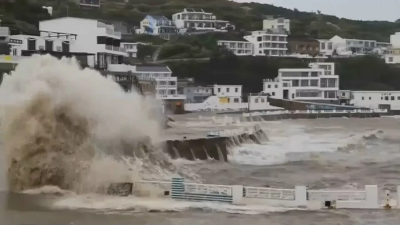 Grandes olas en la costa. Imagen obtenida de un vídeo de Agencias.