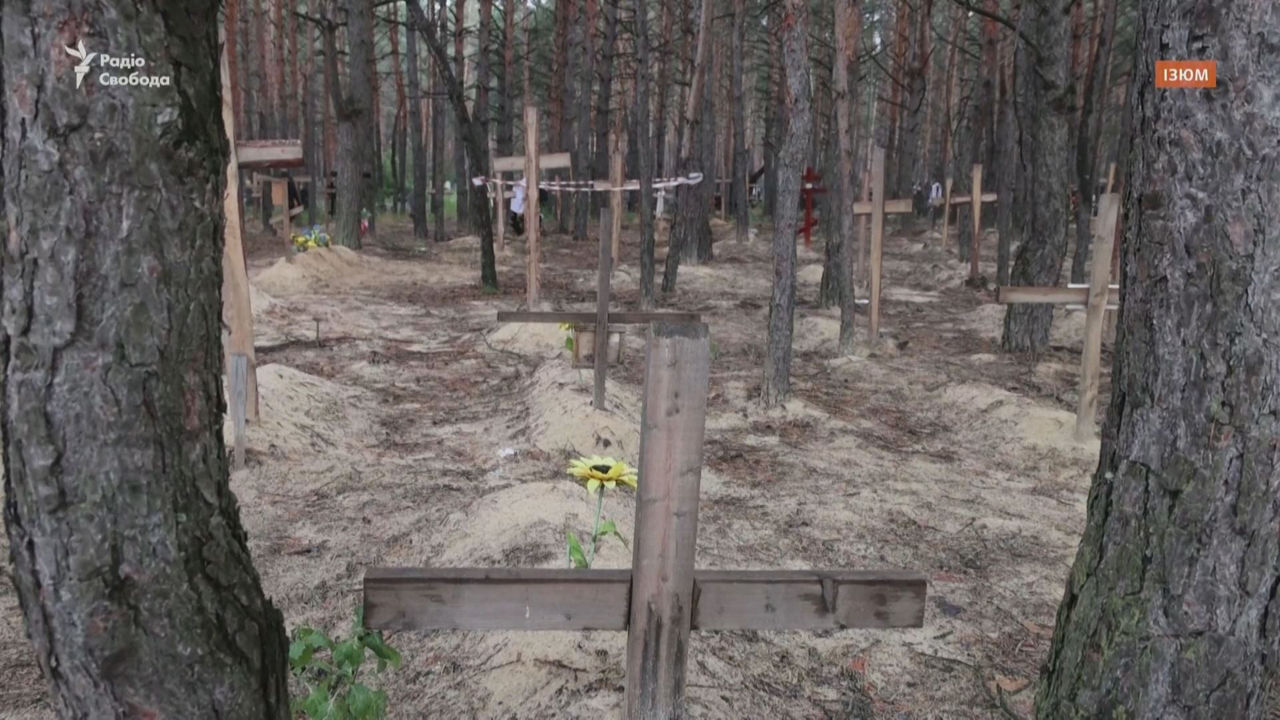 Tumbas sin identificar en Izium. Imagen obtenida de un vídeo de Reuters.