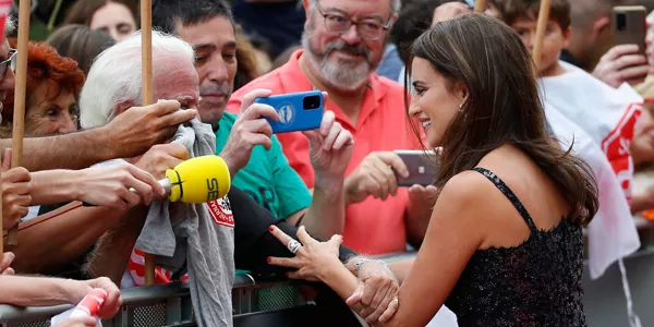Penélope Cruz saluda a miembros de Stop Desahucios. Foto: EFE