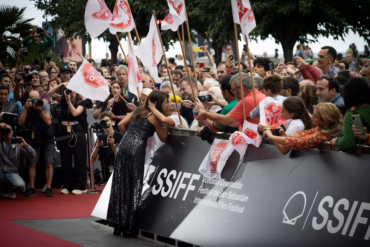 Penélope Cruz saluda a miembros de Stop Desahucios. Foto: EFE