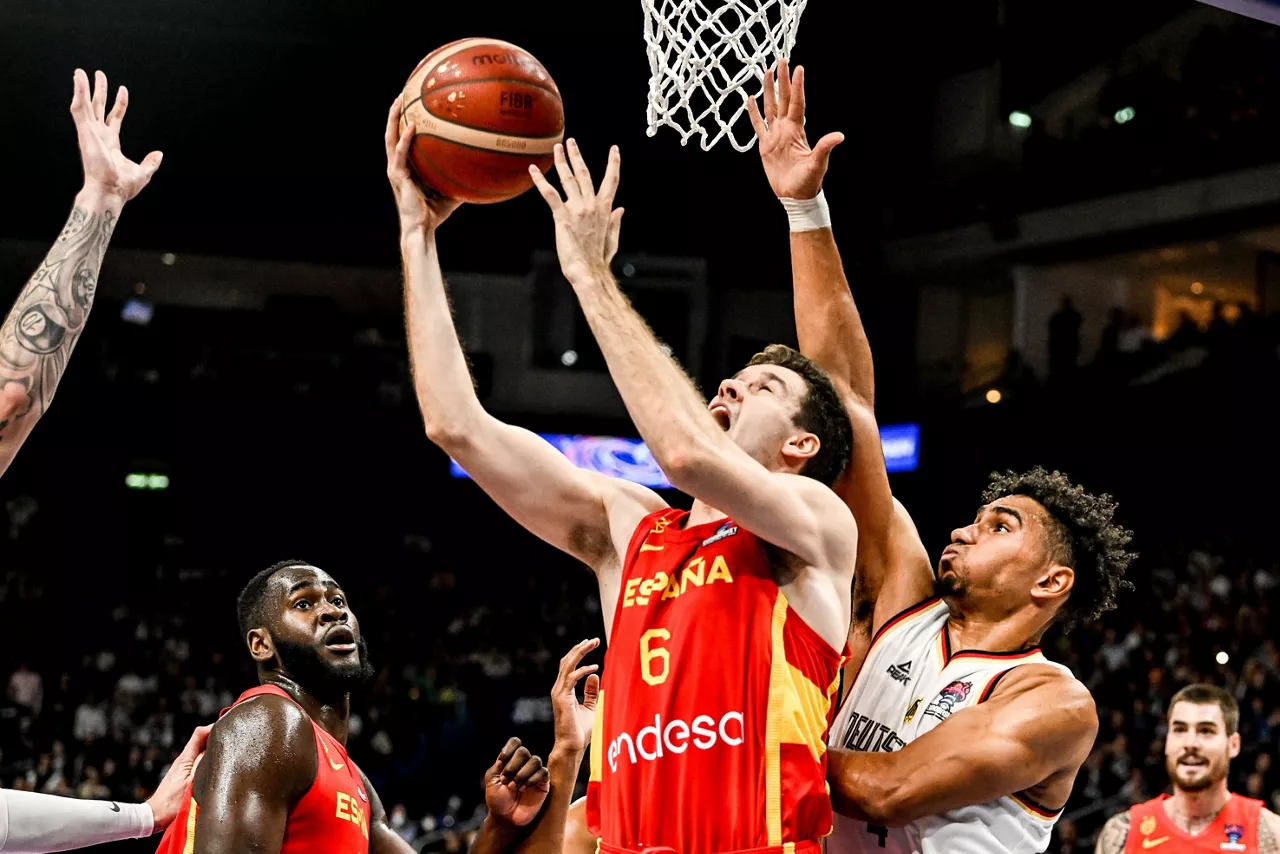 Xabier López-Arostegui baloia saskiratzen