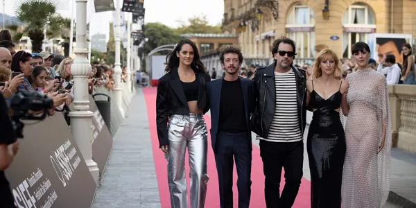 El director Isaki Lacuesta y los actores Nahuel Pérez Biscayart, Natalia de Molina, Alba Aguilera y Noèmie Merlant posan en la alfombra roja