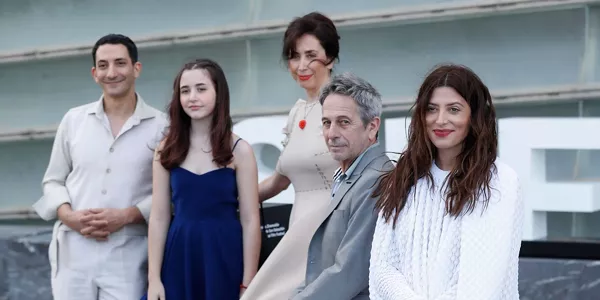Los actores Alfredo Castro, Barbara Lennie, Renata Lerman, Juan Minujín, y María Merlino tras la presentación de su película "El suplente". Foto: EFE