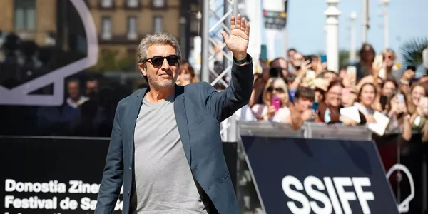 El actor argentino Ricardo Darín posa su llegada a la capital donostiarra. Foto: EFE