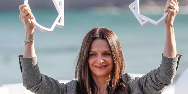 La actriz Juliette Binoche posa en San Sebastián, donde esta noche recogerá el Premio Donostia. Foto: EFE