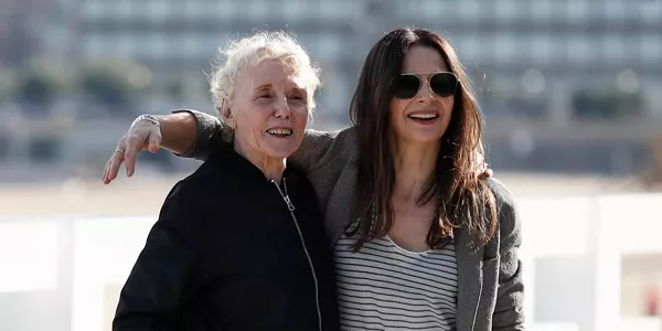 La actriz Juliette Binoche y la realizadora Claire Denis tras presentar su película "Avec amour et acharnement". Foto: EFE