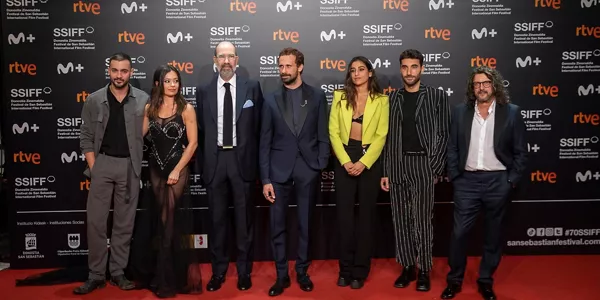 El director y los actores de la película "Girasoles Silvestres” posan en la alfombra roja. Foto: EFE