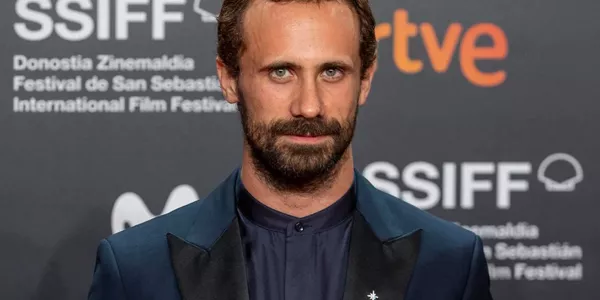 El actor Oriol Pla posa en la alfombra roja en la presentación de la película "Girasoles Silvestres”. Foto: EFE