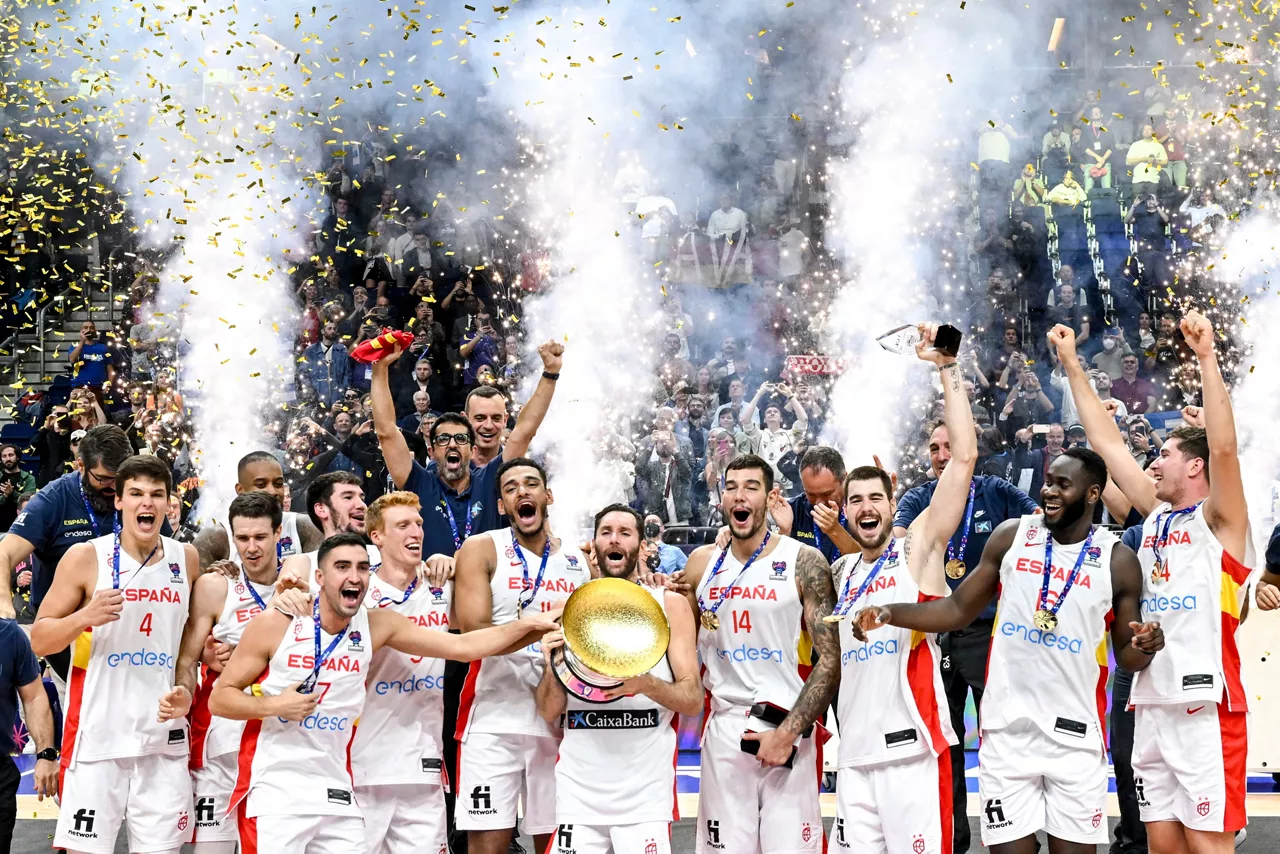 Selekzioko jokalariak garaipena ospatzen