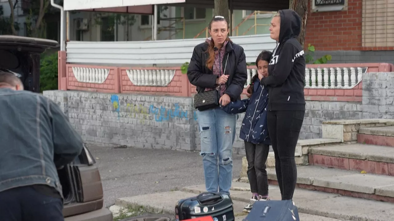 Ukrainarrak ihesean. Agentzietako bideo batetik ateratako irudia.