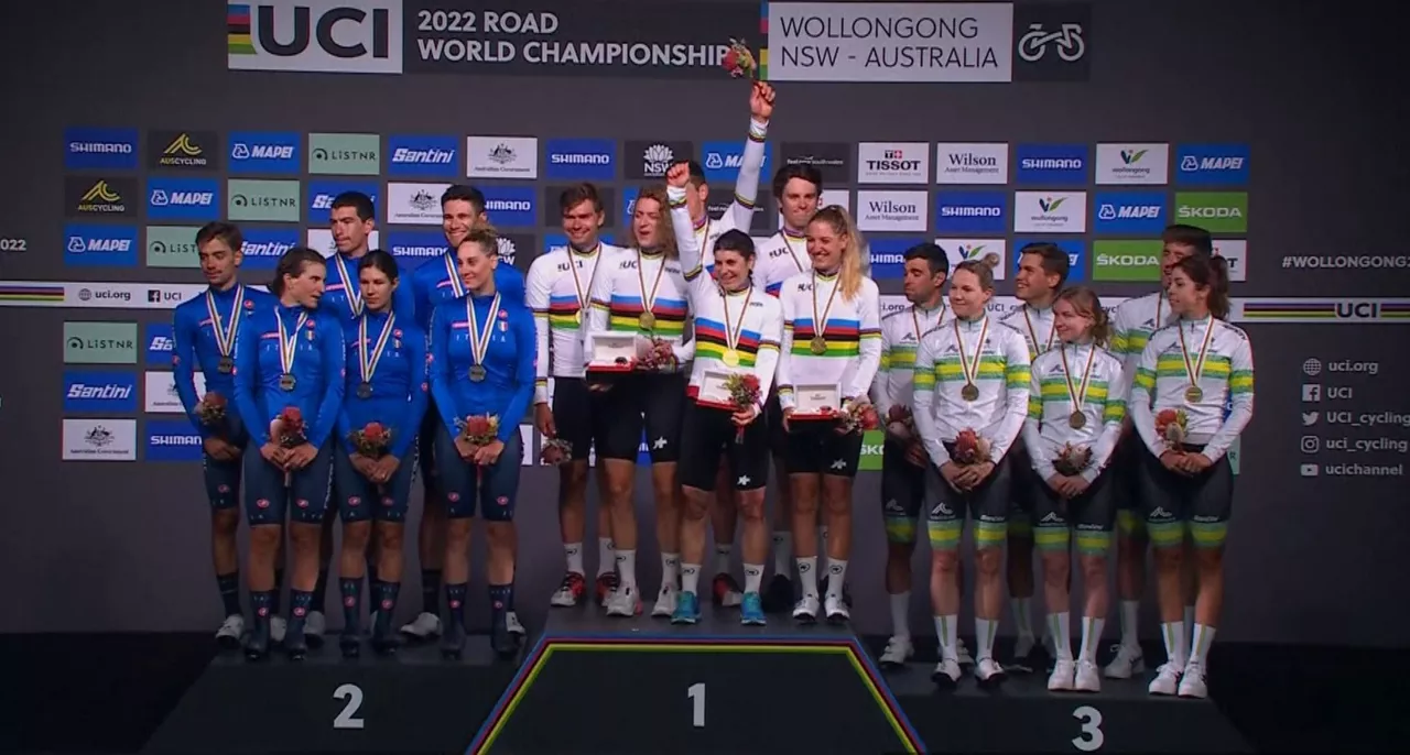 Podio de la prueba contrarreloj de relevos mixtos