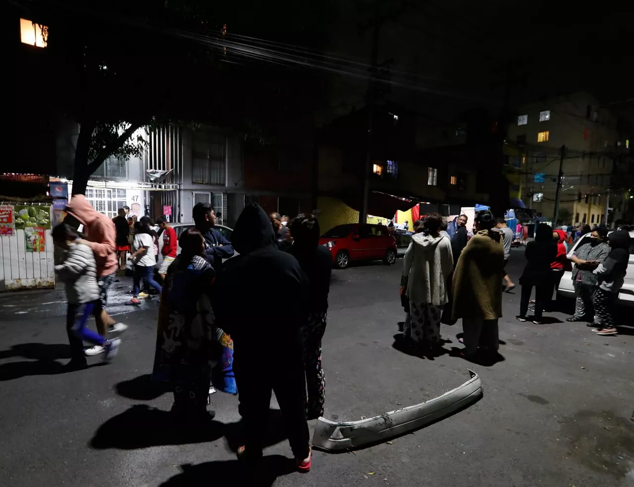 Los vecinos y vecinas han salido a la calle en plena noche, para protegerse del temblor. EFE