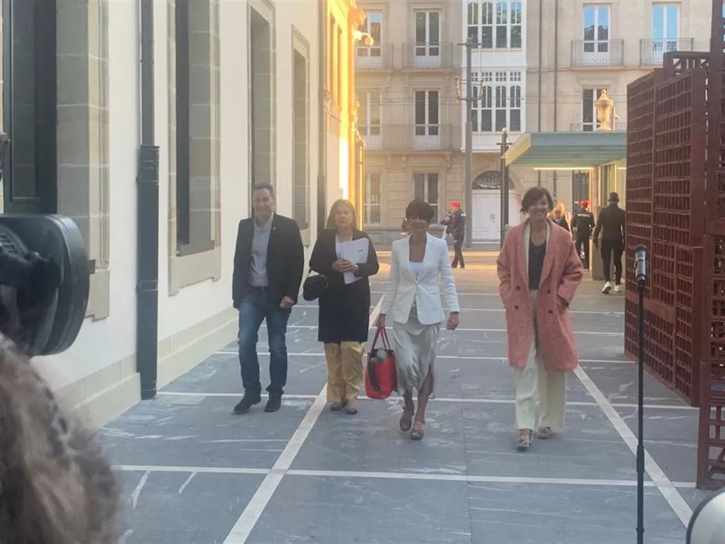 EH Bilduko legebiltzarkideak Legebiltzarrera iristen. EITB Media. 