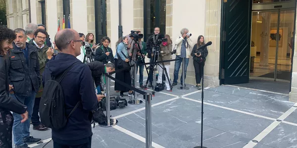Kazetariak legebiltzakideen zain, Legebiltzarreko atean. EITB Media. 