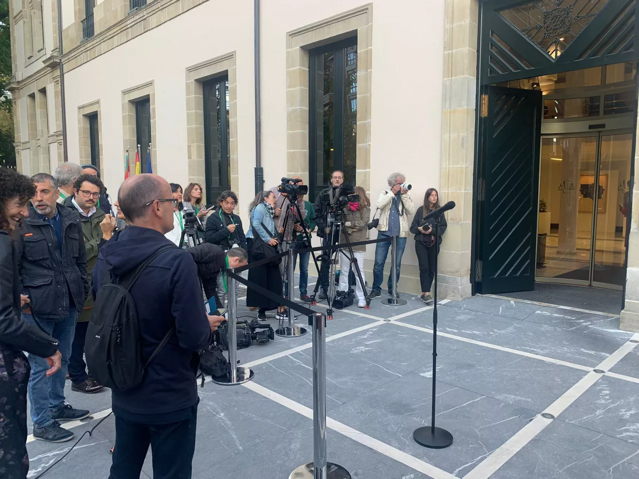 Periodistas trabajando durante las llegadas al Parlamento Vasco. EITB Media.