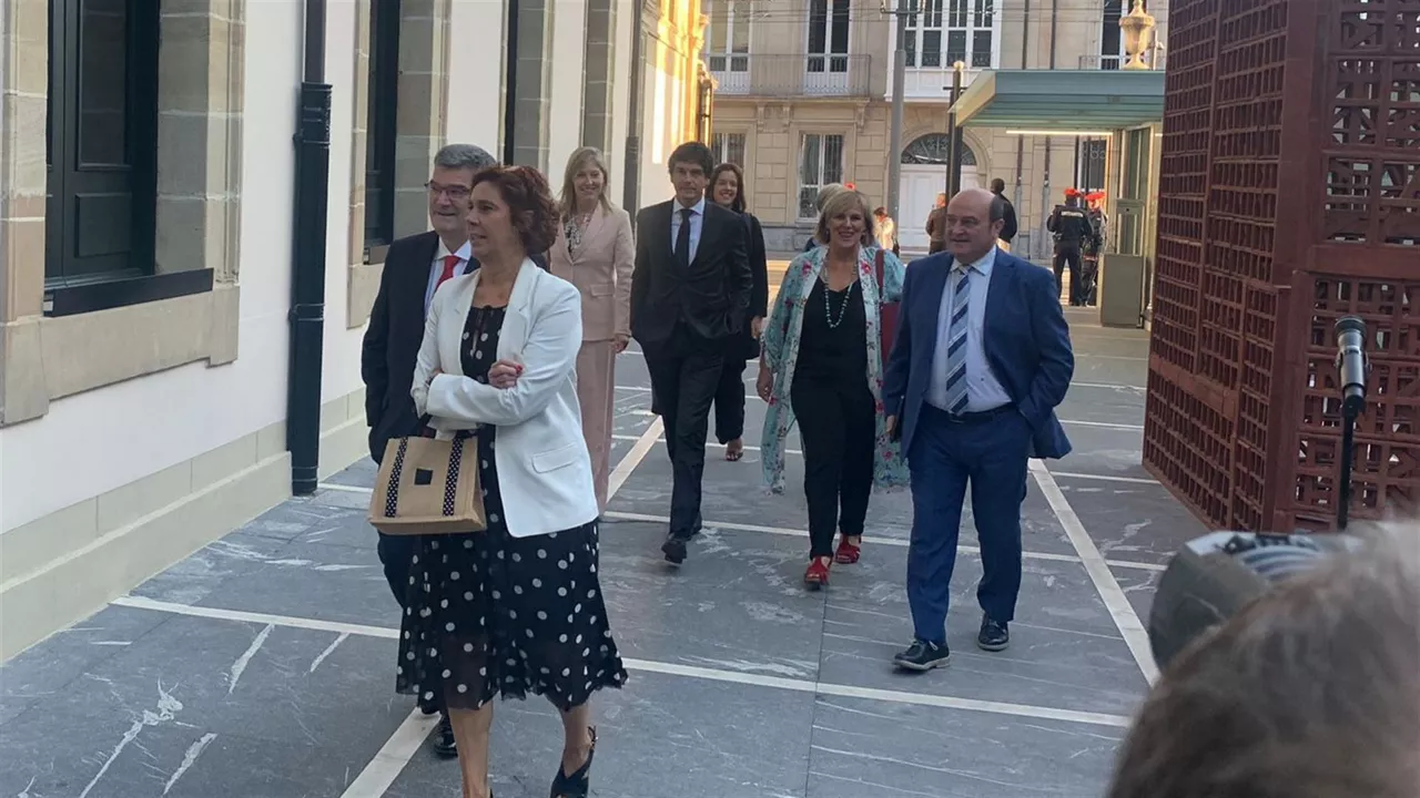 Personalidades del PNV, llegando al Parlamento Vasco. EITB Media.
