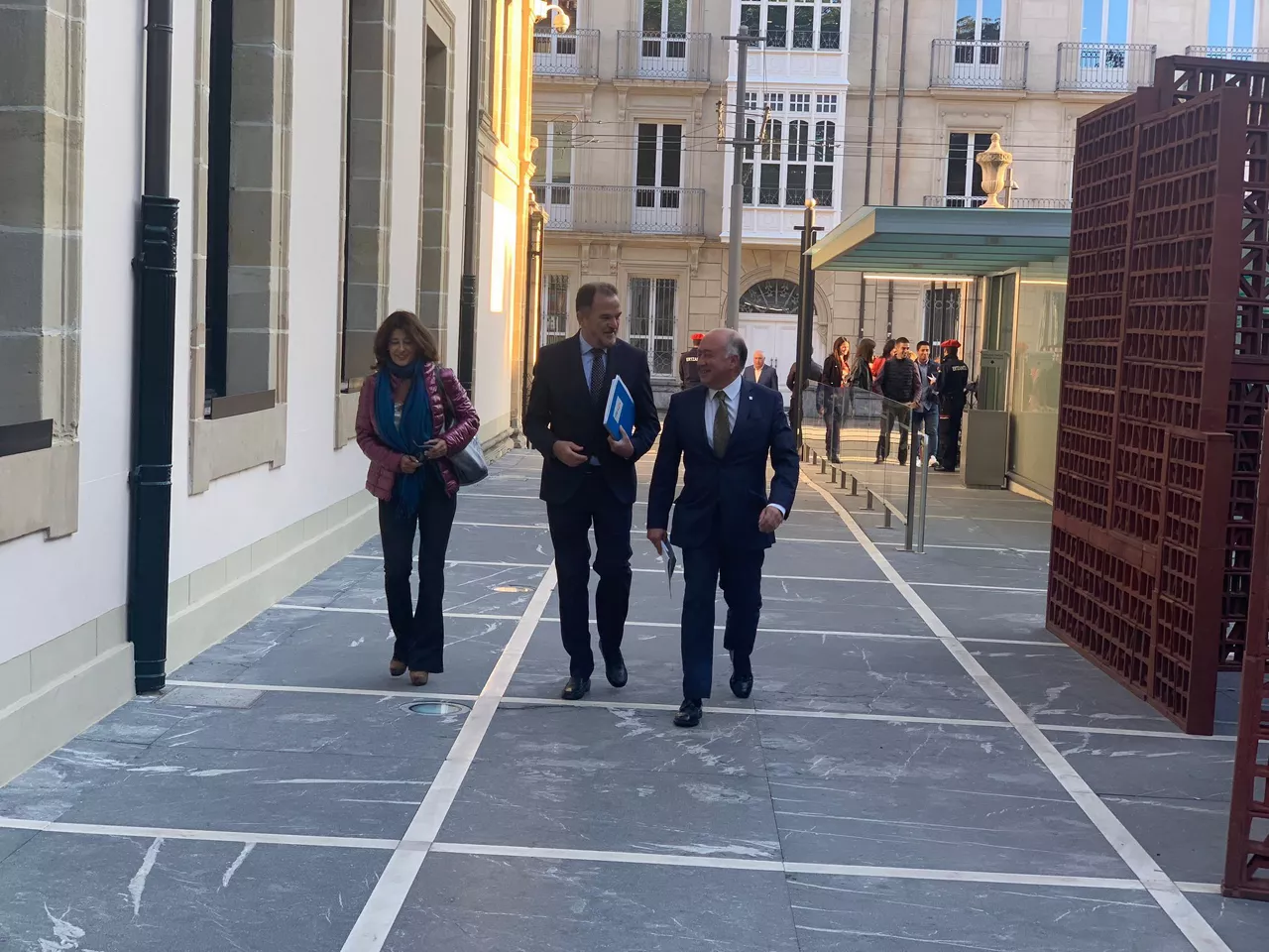 Euskadiko PPko legebiltzarkideak Legebiltzarrera iristen. EITB Media