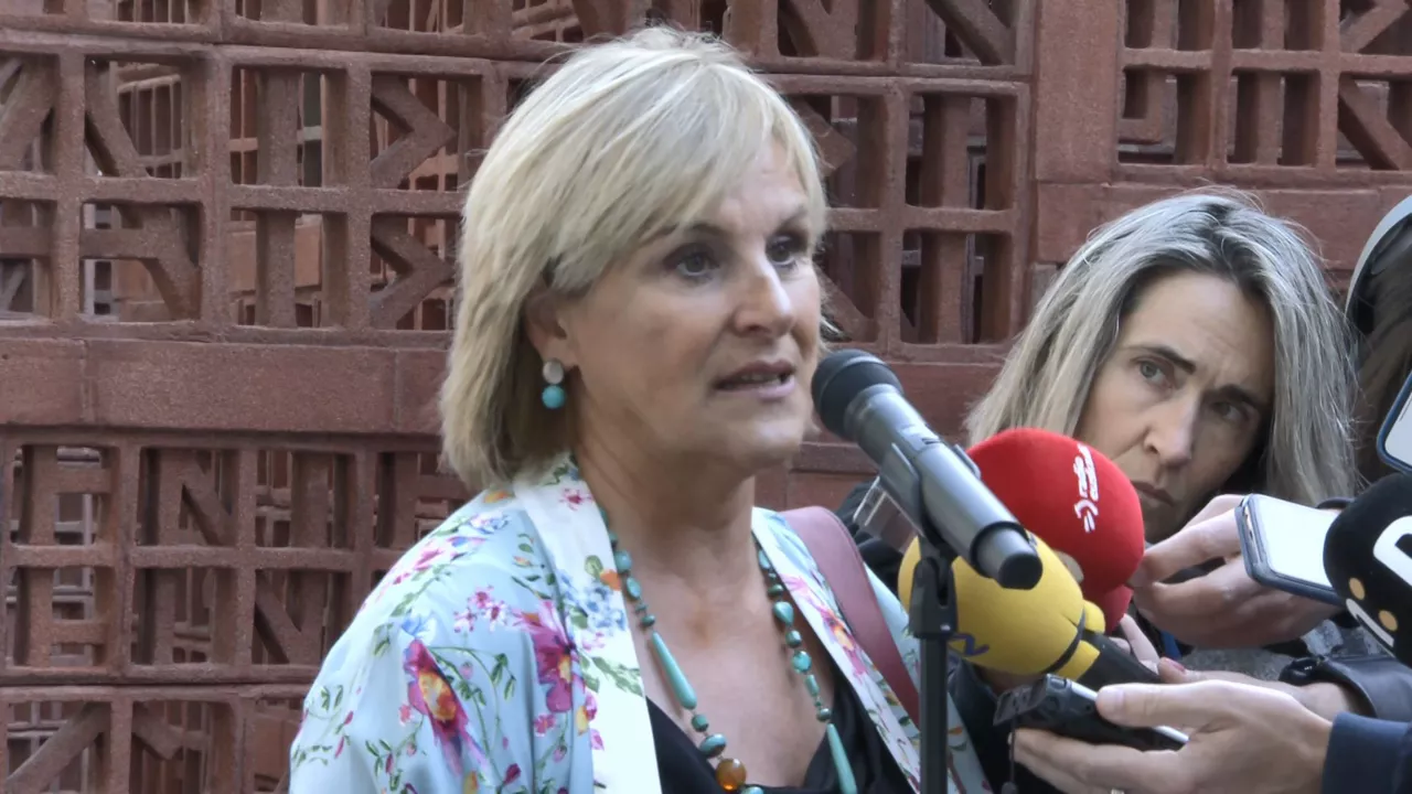 Atutxa, Legebiltzarraren atarian.
