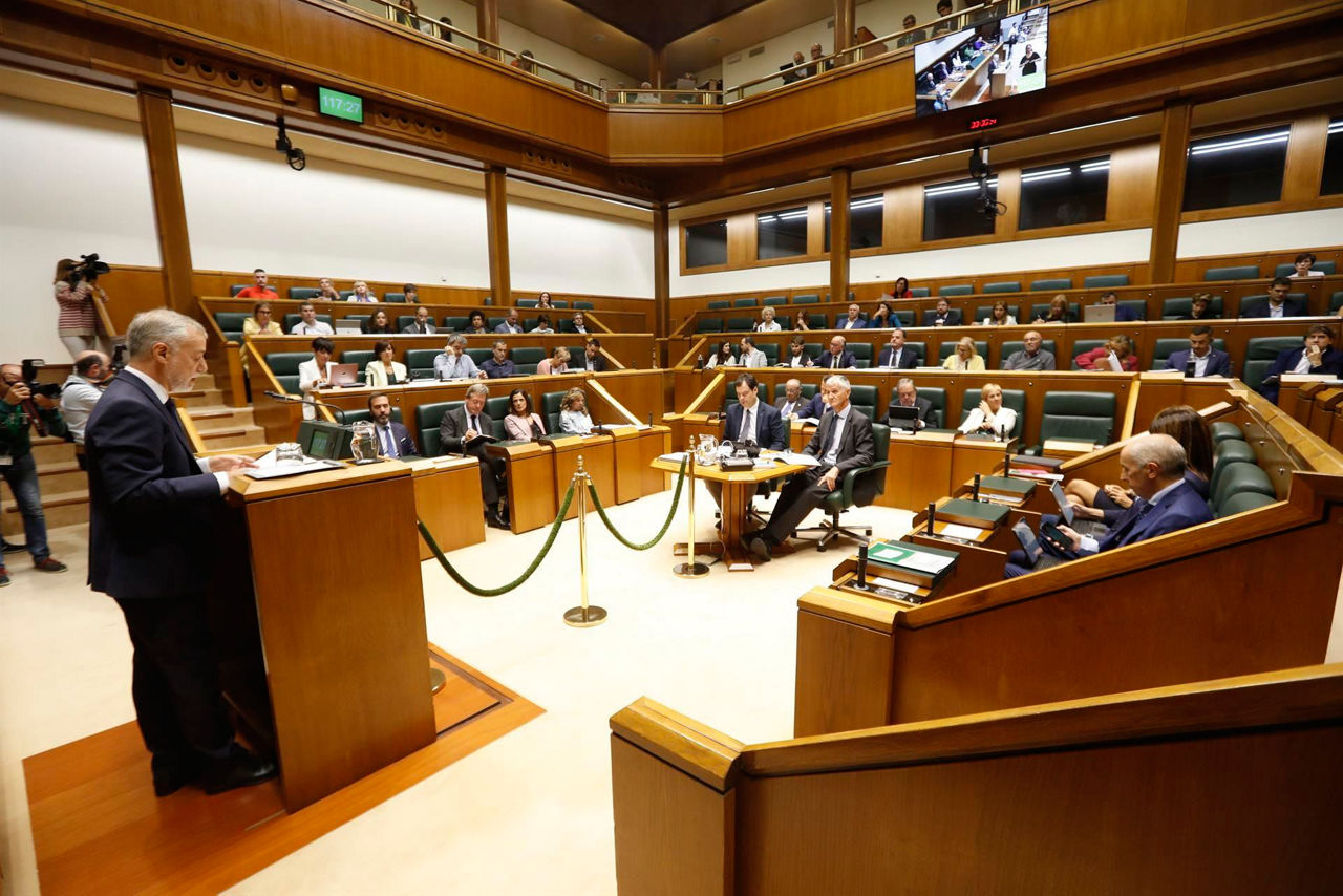 El lehendakari, durante su intervención. EFE