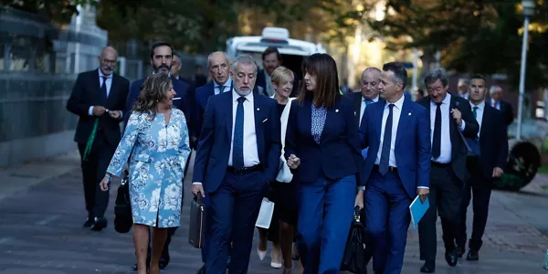 Miembros del Gobierno Vasco, dirigiéndose al Parlamento Vasco. EFE