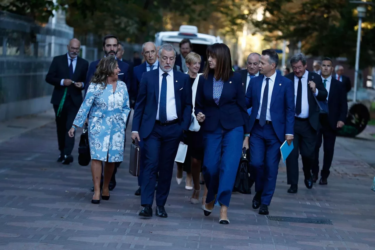 Miembros del Gobierno Vasco, dirigiéndose al Parlamento Vasco. EFE
