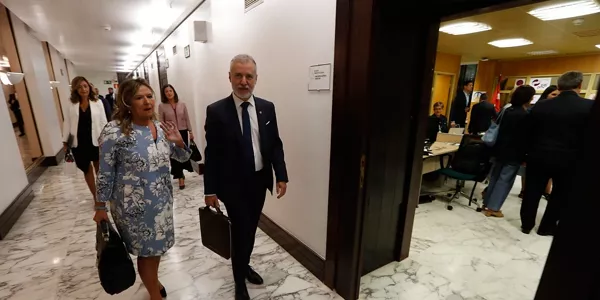 Sagardui eta Urkullu, Legebiltzarreko pasiloetan. EITB Media