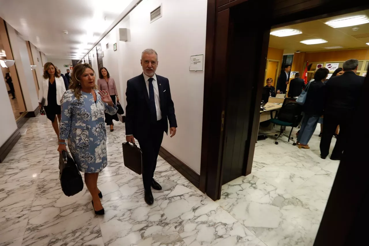Sagardui y Urkullu, en los pasillos del Parlamento Vasco. EITB Media