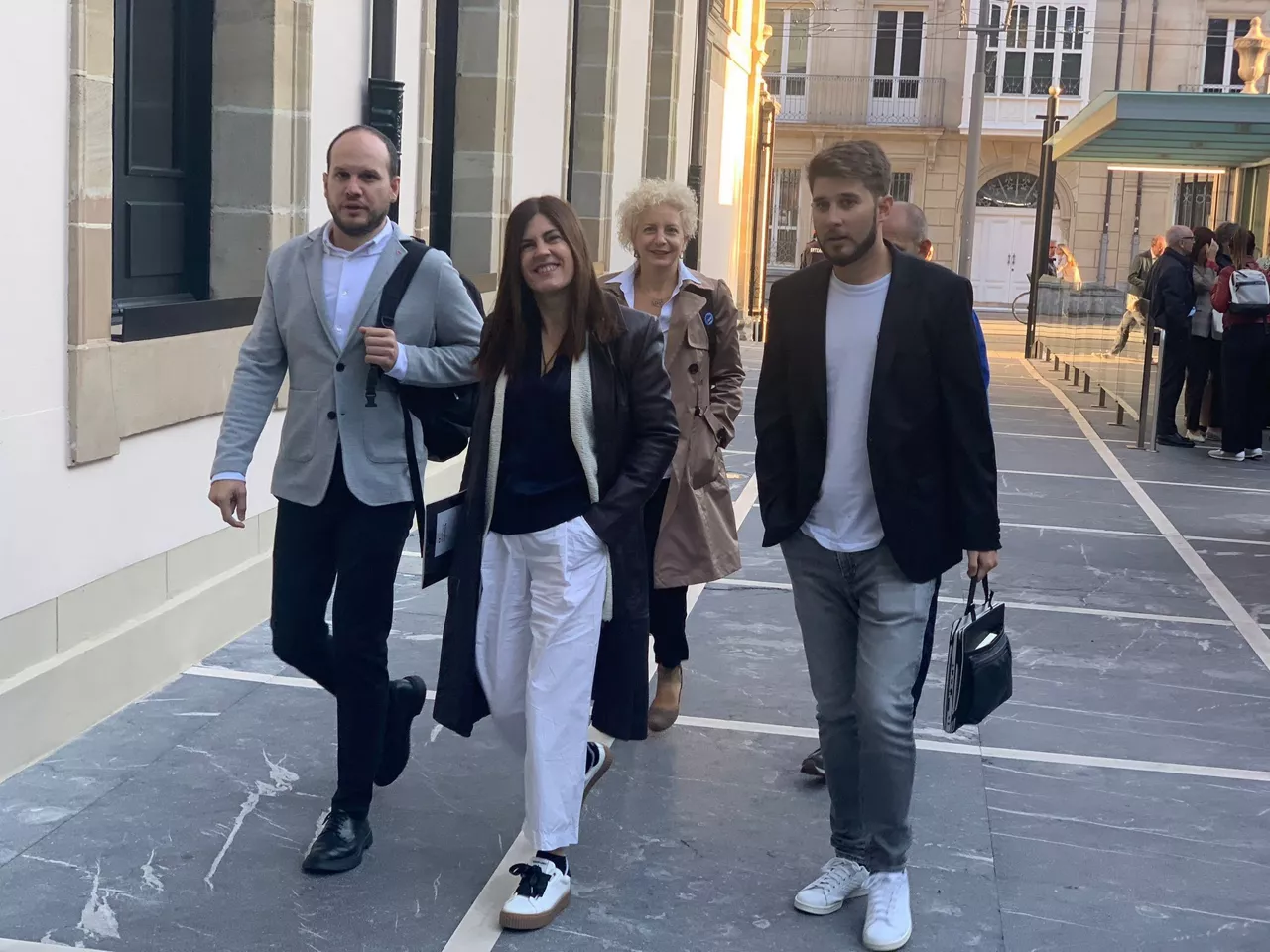 El grupo Elkarrekin Podemos-IU llegando al Parlamento Vasco. EITB Media