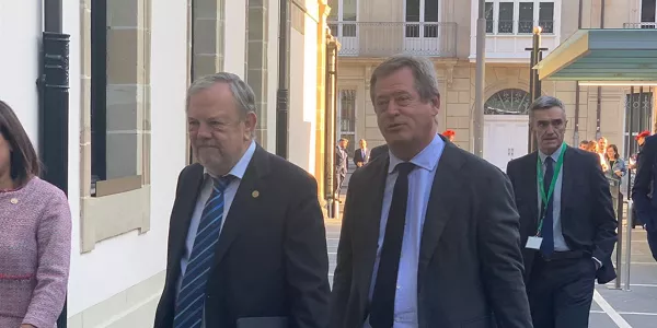 Los consejeros Azpiazu y Zupiria, a su llegada. EITB Media