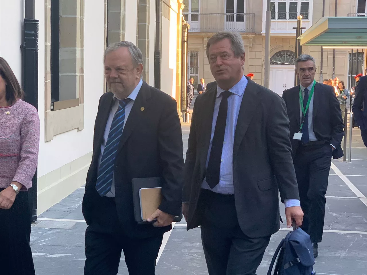 Los consejeros Azpiazu y Zupiria, a su llegada. EITB Media