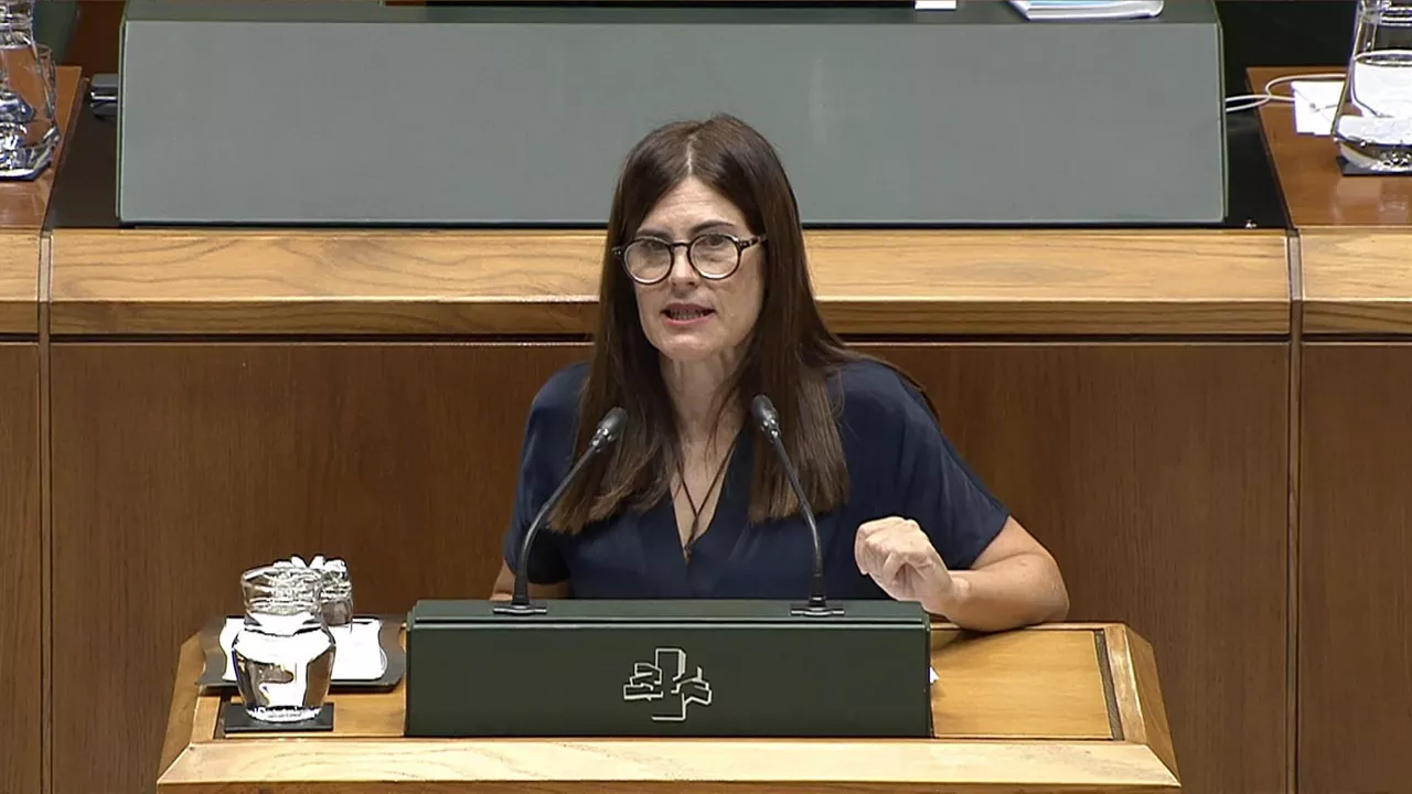 Miren Gorrotxategi, Elkarrekin Podemos-IU, en el Parlamento Vasco, hoy. EITB Media.